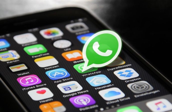 Archivo - Dispositivo con varias aplicaciones instaladas, incluida la plataforma de mensajería WhatsApp