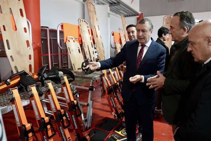 El presidente de la Diputación de Sevilla, Javier Fernández (i), supervisa los nuevos equipos de excarcelación y material complementario entregados a los parques de bomberos dependiente de la institución Provincial. 
