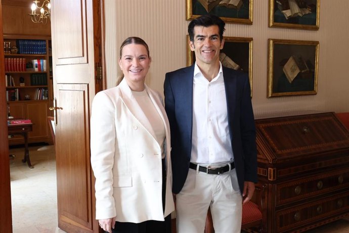 La presidenta del Govern, Marga Prohens, recibe en audiencia al atleta Joan Pere Carbonell