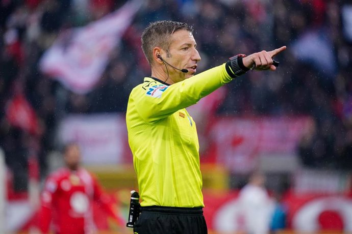 Archivo - El colegiado italiano Davide Massa, en un AC Monza-Hellas Verona FC. 