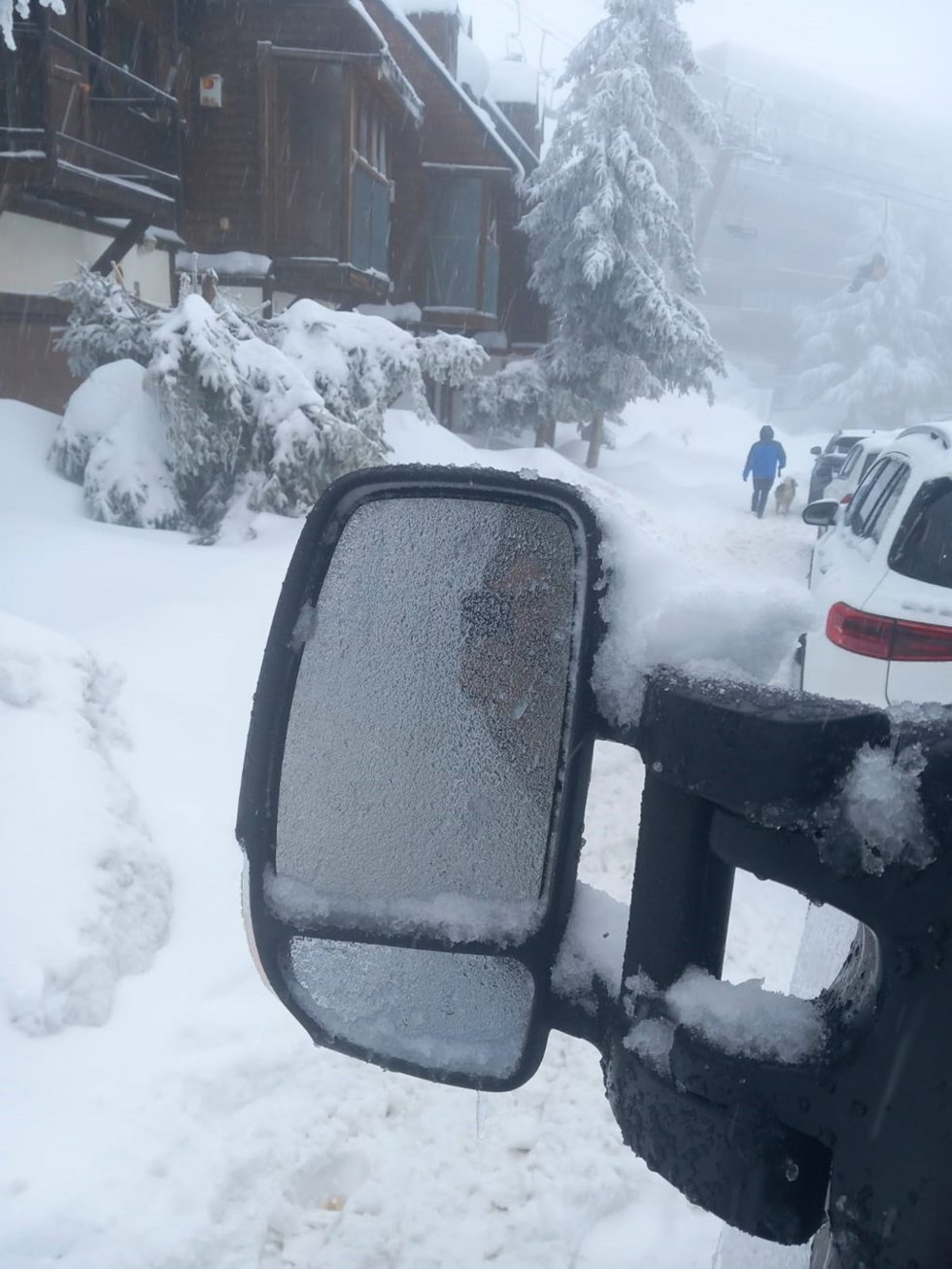 Atasco de vehículos este domingo en el entorno de la estación de esquí de Sierra Nevada.