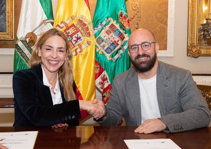 La presidenta de la Diputación de Cádiz, Almudena Martínez, y el alcalde de El Puerto de Santa María y vicepresidente cuarto de la institución, Germán Beardo, firman un convenio sobre el CTA