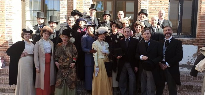 Un grupo de actores de figuración de la serie 'La Promesa' de TVE.