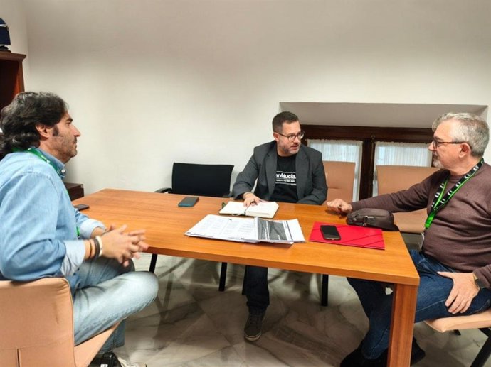 Imagen del encuentro de este lunes entre el portavoz de Adelante, José Ignacio García, con la sección ferroviaria del sindicato CGT.