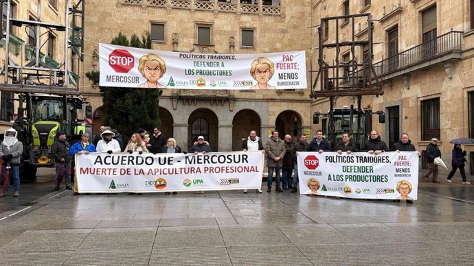 Los apicultores de Salamanca se concentran ante la Subdelegación del Gobierno en Salamanca