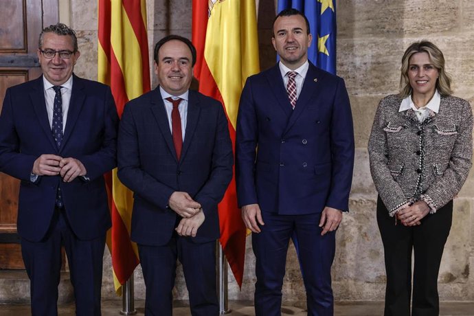 El presidente de la Generalitat valenciana, Juanfran Pérez Llorca (2i), tras una reunión con los presidente de las diputaciones de Castellón, Valencia y Alicante, a 26 de enero de 2026, en Valencia