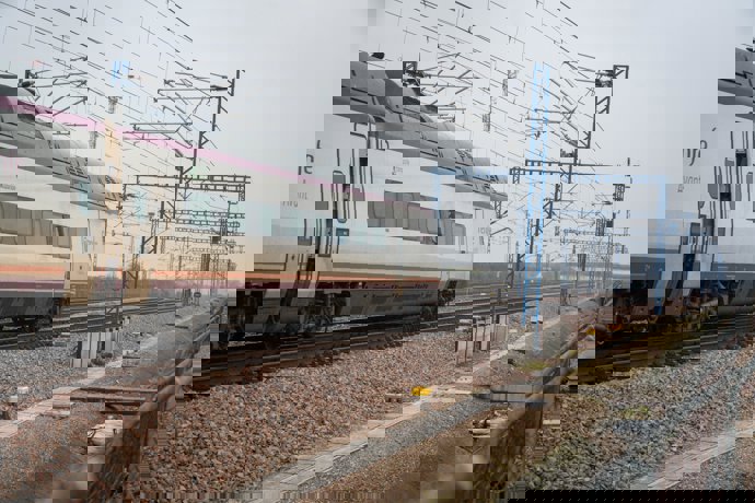 Paso de un tren Avant de Renfe en la zona de bifurcación de vías hacia Málaga en Almodóvar del Río (Córdoba), donde se ha registrado la rotura de la contraaguja de la vía.