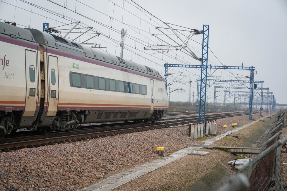 Paso de un tren Avant de Renfe en la zona de bifurcación de vías hacia Málaga en Almodóvar del Río (Córdoba), donde se ha registrado la rotura de la contraaguja de la vía.