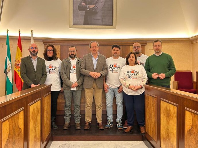 El alcalde de Andújar, Francisco Carmona, con miembros de la Plataforma Stop Biogás
