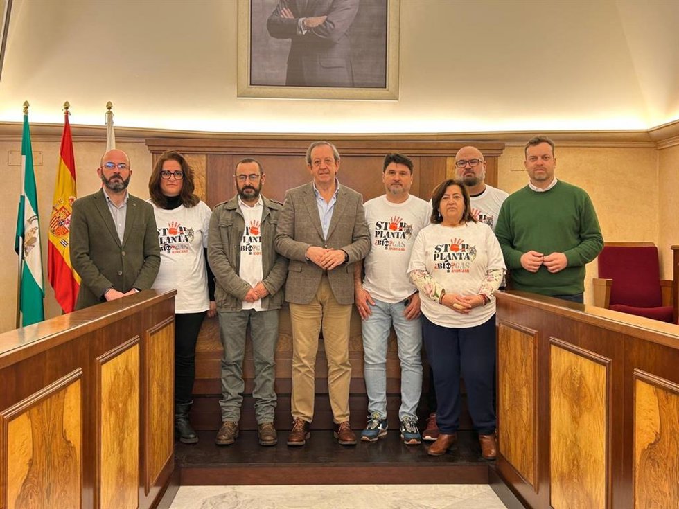 El alcalde de Andújar, Francisco Carmona, con miembros de la Plataforma Stop Biogás