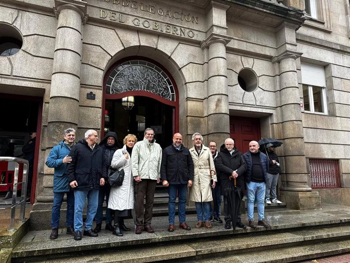 El portavoz nacional de Campo de Vox, Rodrigo Alonso, se reune con ganaderos y agricultores de Ourense frente a la Subdelegación del Gobierno en la ciudad, acompañado de miembros de Vox Galicia