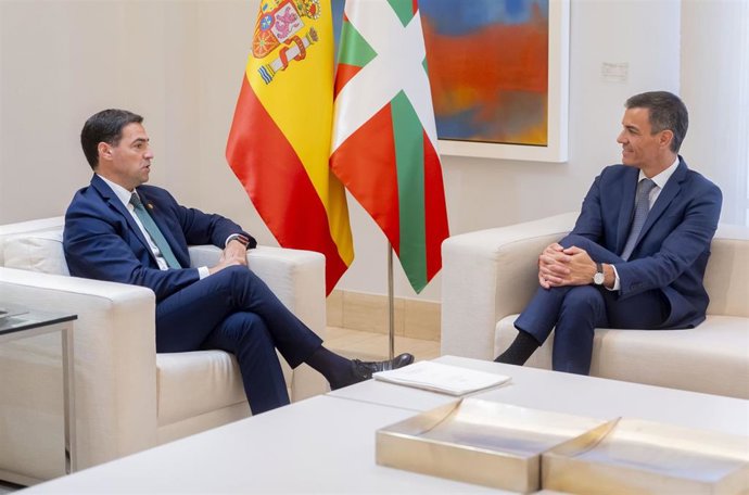 Archivo - El lehendakari, Imanol Pradales (i), y el presidente del Gobierno, Pedro Sánchez (d), durante un encuentro en el Palacio de La Moncloa, a 15 de julio de 2025, en Madrid