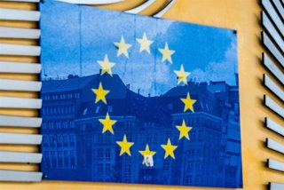 Archivo - Bandera de la Unión Europea en el barrio europeo de Bruselas.