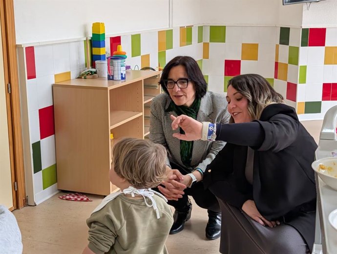 Visita de la delegada de Desarrollo Educativo y Formación Profesional de la Junta en Granada, María José Martín, a un centro de Loja.