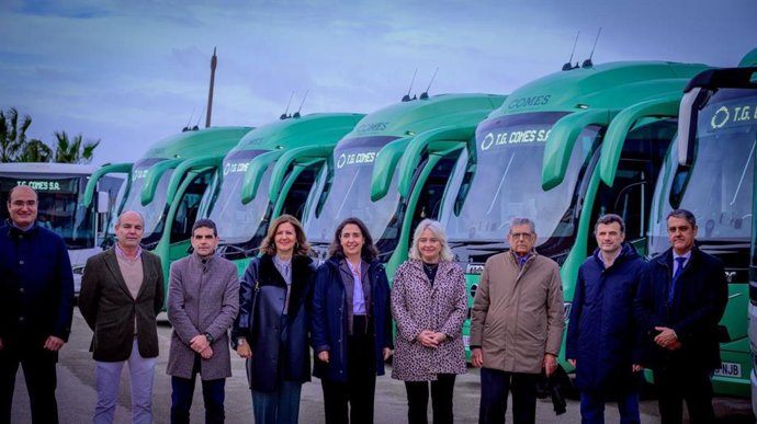 La delegada de la Junta de Andalucía en la provincia de Cádiz, Mercedes Colombo, junto al alcalde de Cádiz, Bruno García, han participado en la presentación de los ocho nuevos autobuses del Consorcio de Transportes de la Bahía de Cádiz.