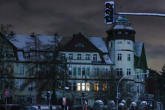 4 de janeiro de 2026, Berlim, Alemanha: Um morador está dentro de um prédio de apartamentos perto da estação Mexikoplatz, no distrito de Zehlendorf, onde foi instalado um ponto de emergência com iluminação alimentada por gerador para iluminar os cruzament