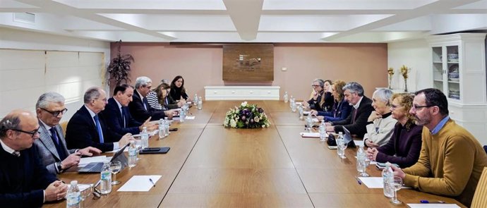 Ejecutivas de UGT-A y la CEA durante la reunión.