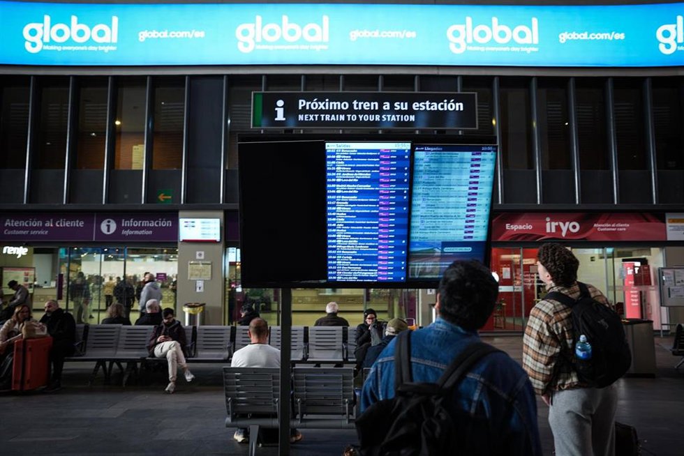 Viajeros en la Estación de Sevilla-Santa Justa durante el plan alternativo de transporte por la suspensión de la línea Madrid-Andalucía. A 23 de enero de 2025, en Sevilla (Andalucía, España). 