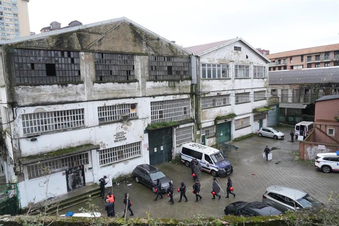 Varias personas durante el desalojo de uno de los pabellones okupados en el barrio de Herrera.