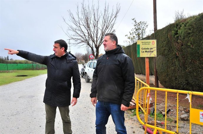 El delegado territorial de Sostenibilidad y Medio Ambiente de la Junta de Andalucía en Granada, Manuel Francisco García, junto al alcalde de Alhendín, Jorge Sánchez.