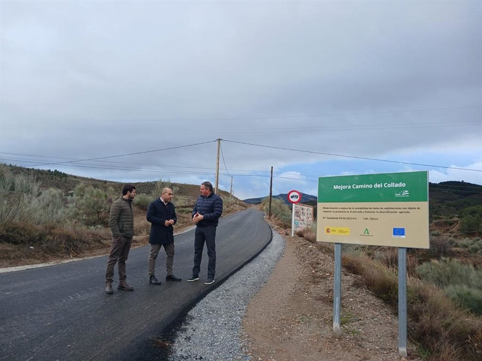 El delegado territorial de Agricultura, Pesca, Agua y Desarrollo Rural de la Junta en Almería, Antonio Mena, junto al alcalde de Tíjola, José Juan Martínez, durante la visita a las obras de mejora del camino rural del Collado.