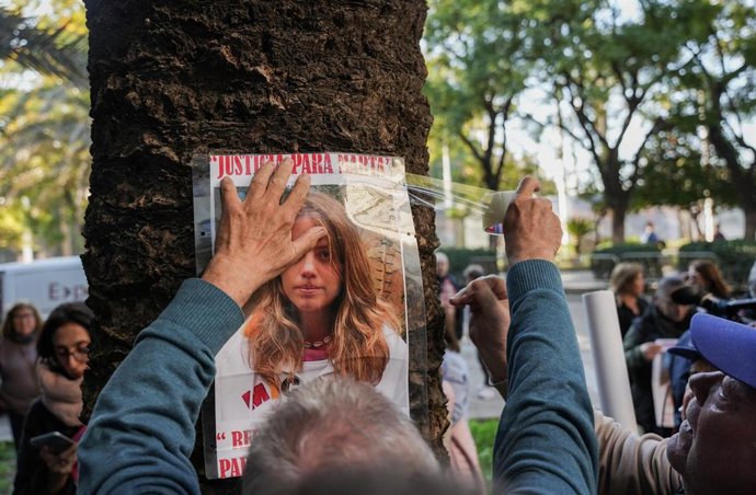 Archivo - Pegada de un cartel con una foto de Marta del Castillo durante la concentración ante los juzgados por el 15 aniversario del asesinato de Marta del Castillo. A 24 de enero de 2024, en Sevilla (Andalucía, España). 