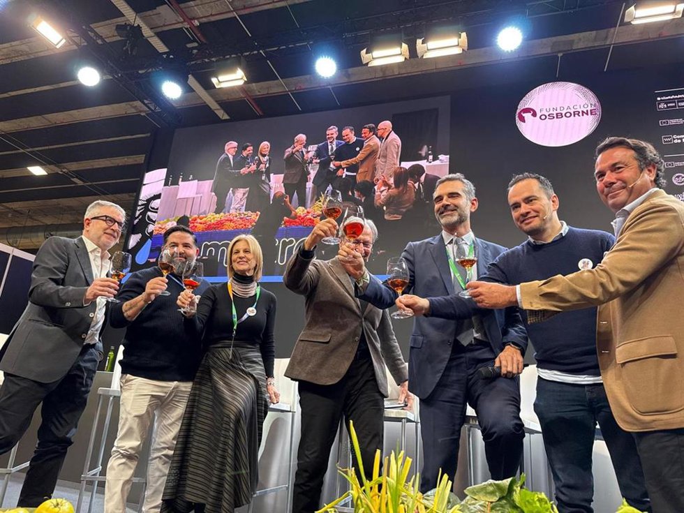 La alcaldesa de Jerez de la Frontera (Cádiz), María José García-Pelayo, acompañada del consejero de Agricultura de la Junta de Andalucía, Ramón Fernández-Pacheco, en Madrid Fusión.