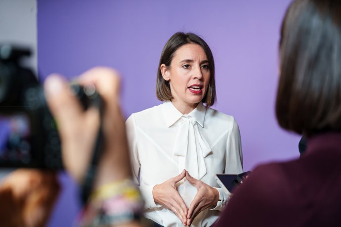 Archivo - La secretaria política de Podemos, Irene Montero, atiende a los medios antes de un acto de Podemos, a 7 de noviembre de 2025, en Madrid (España). Los dirigentes de Podemos han participado en un acto llamado ‘Nacionalizar Repsol’.