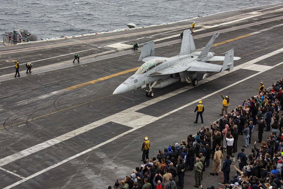 Archivo - Imagen de archivo de una aeronave en el portaaeronaves 'USS Abraham Lincoln'.