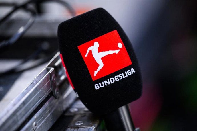 Archivo - FILED - 14 December 2025, Baden-Württemberg, Freiburg im Breisgau: The German Bundesliga logo can be seen on a microphone. The German Football League (DFL) announced on Thursday that all Bundesliga soccer matches will take place as scheduled thi