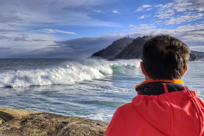 Una persona observa el fuerte oleaje en la costa