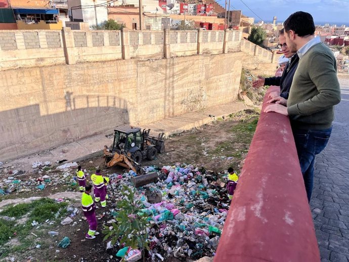 Los concejales Antonio Urdiales y Óscar Bleda supervisan el operativo extraordinario de limpieza en el Barranco Caballar, en el barrio de Pescadería, en Almería.