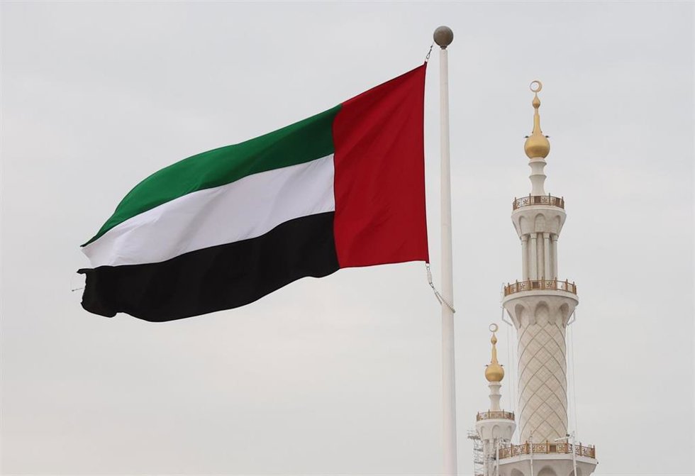 La bandera de Emiratos Árabes Unidos en la gran mezquita de Sheik Zayed en Abu Dabi.