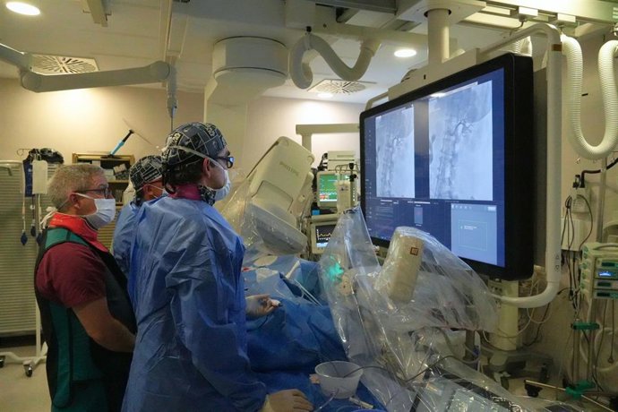 Profesionales del Hospital Joan XXIII usando la nueva técnica.