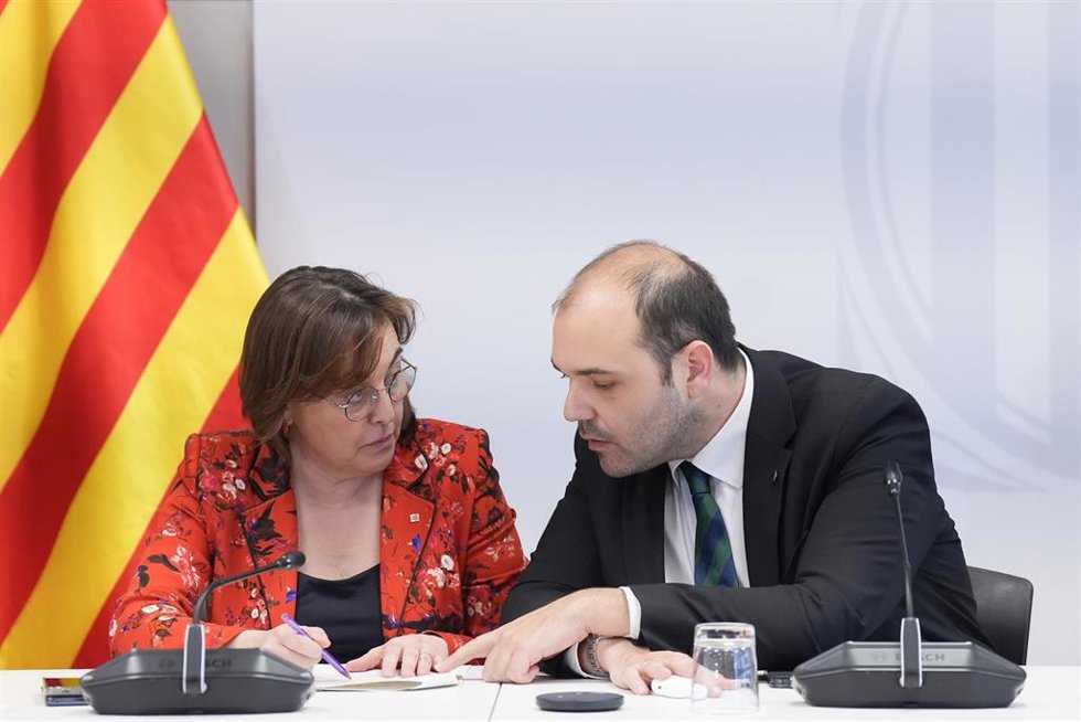 La consellera de Territorio de la Generalitat, Sílvia Paneque, y el conseller de la Presidencia, Albert Dalmau, durante una reunión de seguimiento de la situación ferroviaria en Catalunya este lunes.