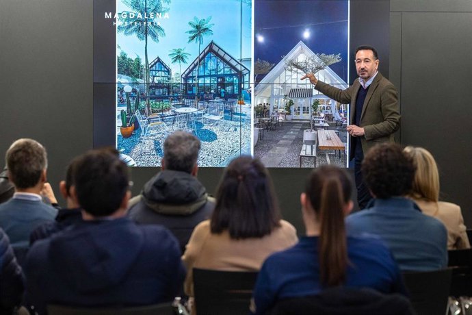 Ferando López Gil explicando a empresarios y hosteleros el proyecto de La Magdalena.