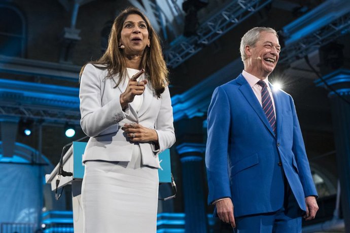 26 de janeiro de 2026, Londres, Reino Unido: LONDRES, Reino Unido. Suella Braverman, ex-ministra do Interior conservadora, junta-se ao Reform UK, vista com Nigel Farage, deputado e líder do Reform UK, em uma coletiva de imprensa para o lançamento do Veter