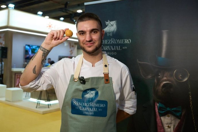 El chef Alejandro Cano del restaurante Salino gana el concurso de mejor croqueta de jamón Sánchez Romero Carvajal