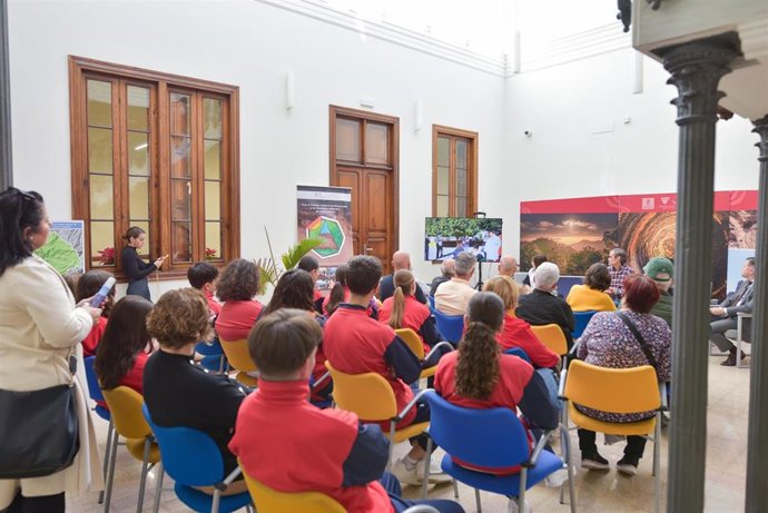 Unos 200 alumnos grancanarios participan en el proyecto 'Vive el Paisaje Cultural. Risco Caído y las Montañas Sagradas'