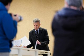 O titular do Executivo galego, Alfonso Rueda, acompañado pola conselleira de Vivenda e planificación das infraestruturas, María Martínez Allegue, na rolda de prensa posterior á reunión do Consello da Xunta. 