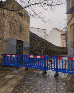 Imagen de la calle Las Cercas de León capital, cortada tras el derrumbe de la pared de un edificio.
