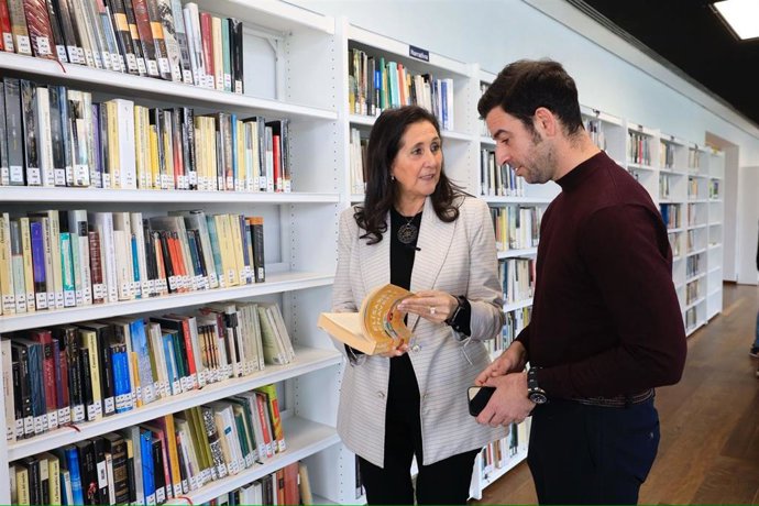 La concejal delegada de Educación Paloma Espinosa, en una biblioteca municipal de Zaragoza