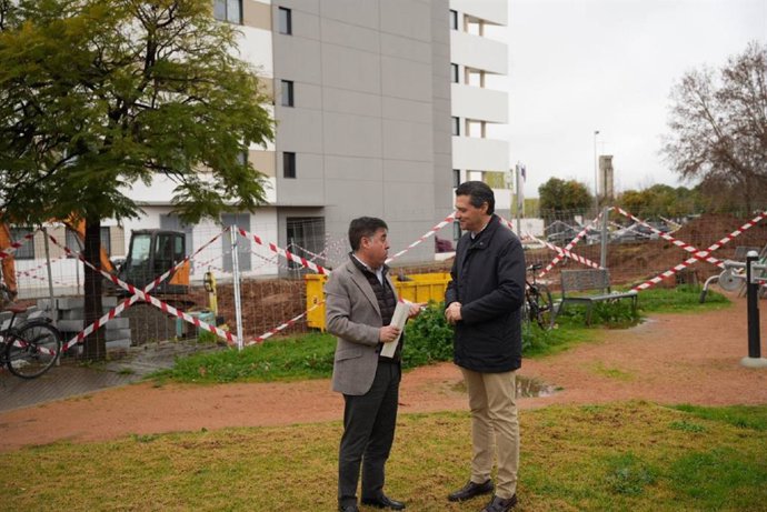 El alcalde de Córdoba, José María Bellido, y el delegado de Infraestructuras, Miguel Ruiz Madruga, informan del Plan de Obras 2026 en el inicio de los trabajos en la calle Poeta Juan Jiménez Macías 'Mondeño'.