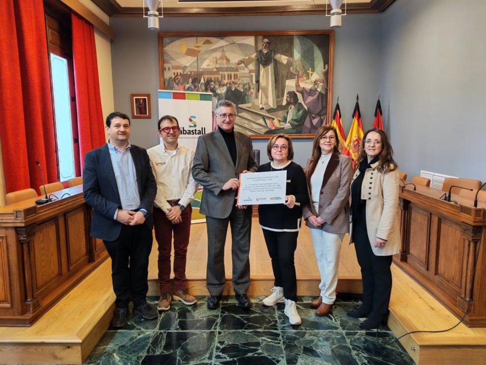 Entrega del cheque por parte del consejero de Medio Ambiente y Turismo y presidente de MotorLand, Manuel Blasco.