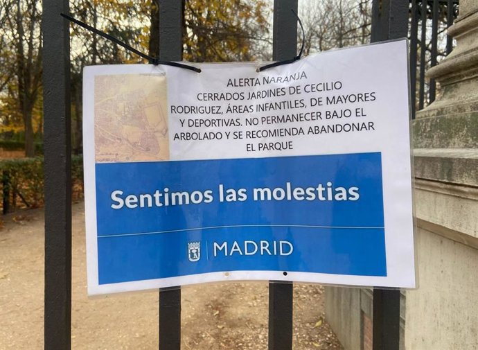 Archivo - Cartel de aviso de cierre en algunas zonas del parque de El Retiro por metereología adversa, a 9 de diciembre de 2021, en Madrid, (España). Nueve parques de la ciudad han sido balizados y cuentan con restricciones de acceso desde el pasado 7 de 