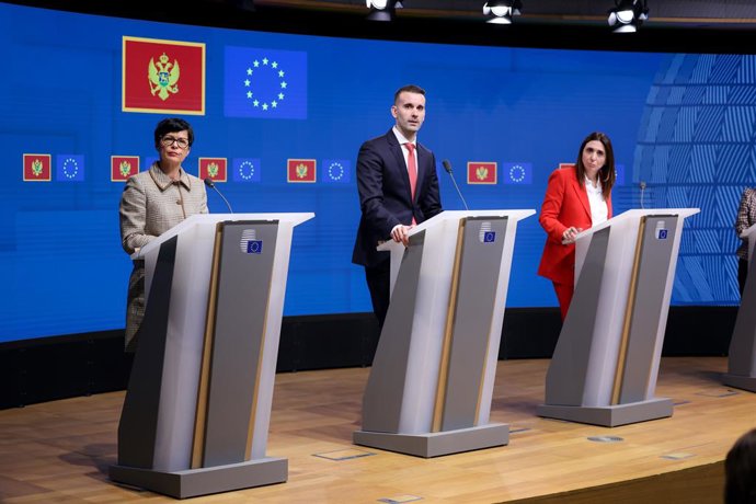 De izquierda a derecha: La comisaria europea de Ampliación,  Marta Kos, el primer ministro de Montengro, Milojko Spajic, y la viceministra de Asuntos Exteriores de Chipre, Marilena Raouna.