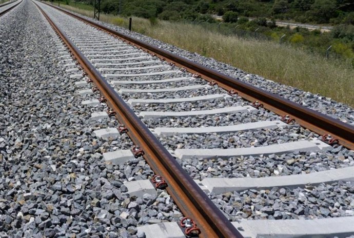 Archivo - Balasto en una vía.