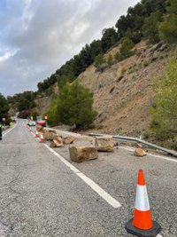 Cortada al tráfico la carretera A-324, que une Huelma y Cambil (Jaén) con la A-44, por desprendimientos de rocas