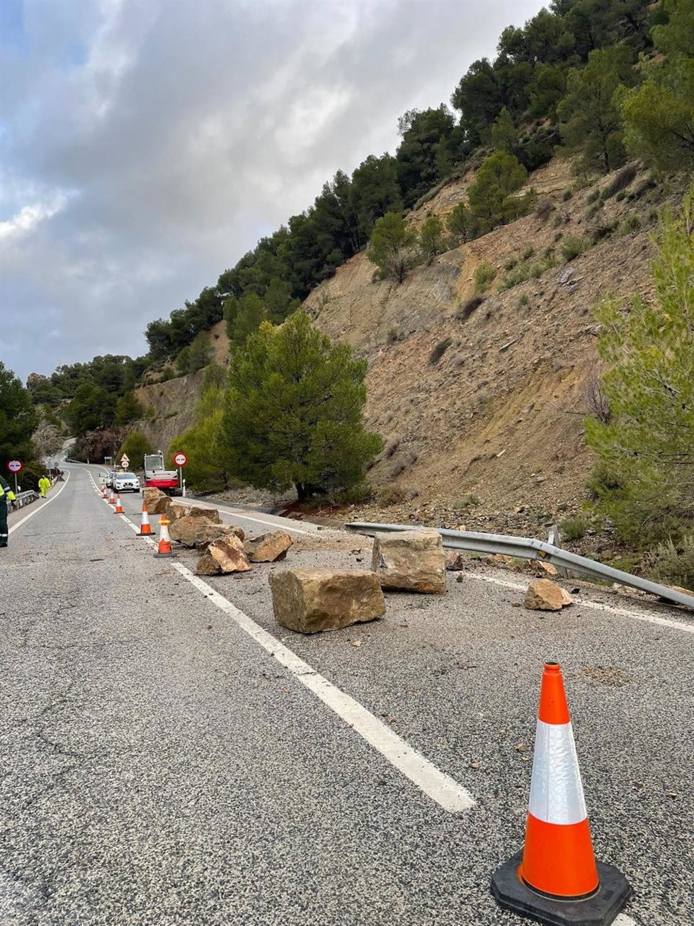 Fragmentos de rocas que han caído hasta la carretera A-324.