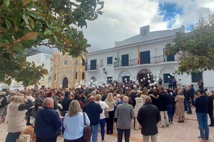 Alhaurín el Grande guarda silencio en memoria de su vecina Victoria, víctima mortal de violencia machista